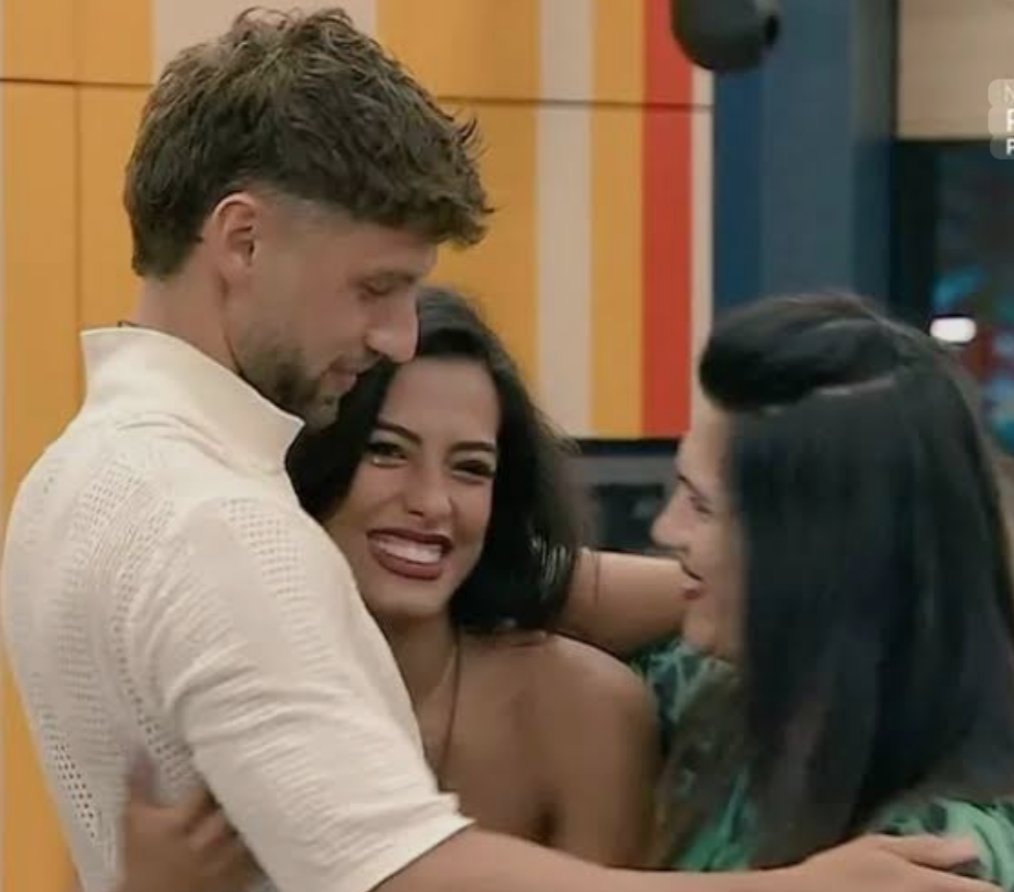 Gran Hermano, no Gran Show, ni Gran Rating.
Los q amamos el formato valoramos protagonistas q nos atrapén x sus historias, dónde el ganador honra el premio x su naturaleza, dónde se enaltece la amistad y la empatía sin pisar a nadie
Aguante el 🔱 
#luzal9009
#GranHermano2025