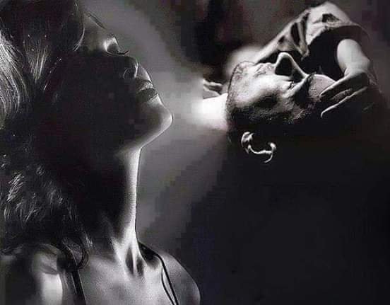 حين أشعر بأشتياقي لك
أغمض عيني
وأستحضرك في اعماقي
وحينها
يحتل أنفاسي عطرك
ويردد لساني أسمك
فـ أنام علي ذكراك
ويأخذني الحلم إليك
ولا يتركني
حتى يأتي المساء
ببسمة من نور وجهك
وأبدأ أدون قصة للحب
تفاصيلها عشقك💔‼️