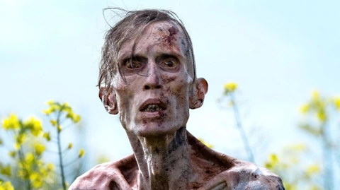 SoniaC_93's tweet photo. #28AñosDespués es un sí pero no. Ha sido una aventura terroríficamente divertida, angustiosa y sangrienta que da lo que buscas: zombies y tensión pero si la analizas un poco te das cuenta del sin sentido de todo. 

Precioso el momento memento mori + Jodie Comer + Ralph Fiennes https://t.co/qGfc6mpZnx