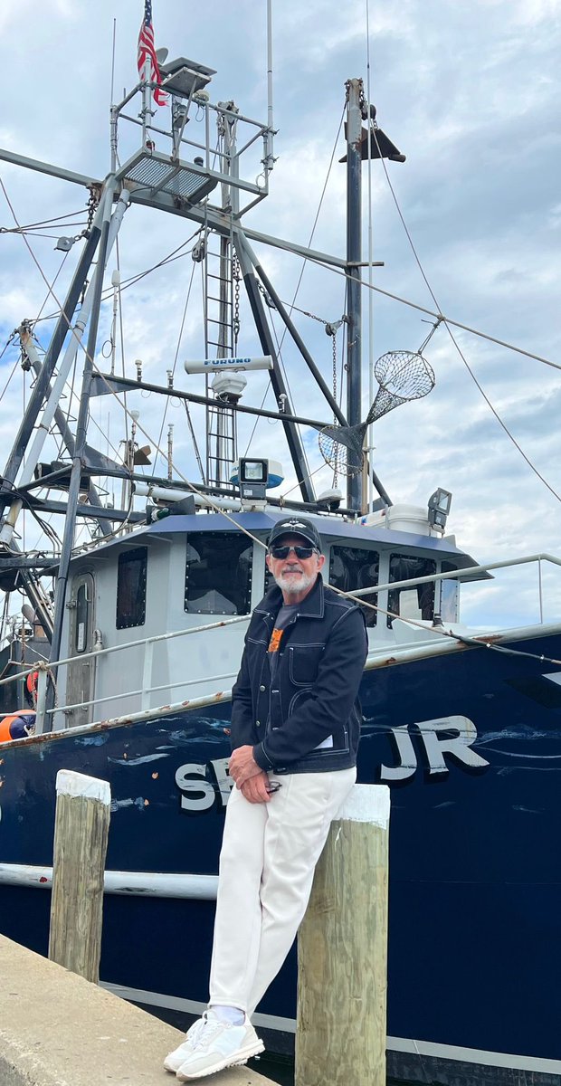 Un saludo desde Hyannis, Cape Cod. Un tradicional y dulce pueblo de pescadores donde la gente es relajada, amable y culta. Día de descanso en medio del rodaje de “TONY” película producida por A24 con dirección de Matt Johnson.

Hello to everybody from Hyannis, Cape Cod.
A