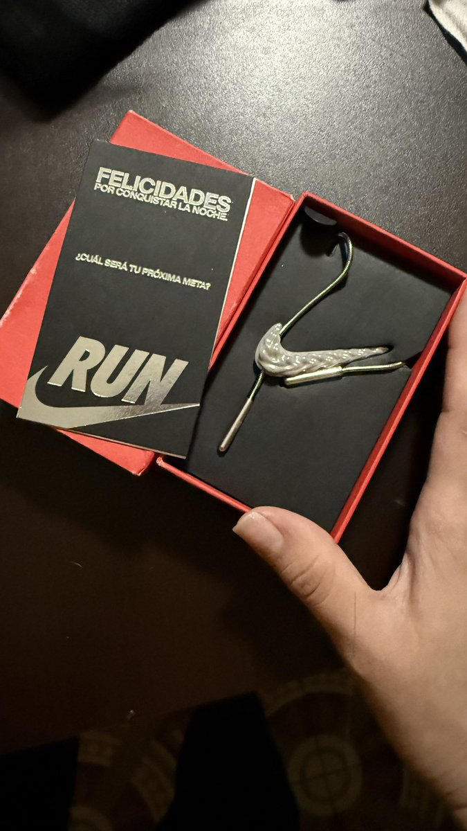 vaarue's tweet photo. Porque la constancia, el esfuerzo y la perseverancia SI LOGRAN grandes resultados 💫

Pese a las adversidades del clima, lodo y cuestas ¡SE LOGRÓ! 🧡 

#ADT #nikeafterdarktour2025 #nike https://t.co/XYvgqgdejR