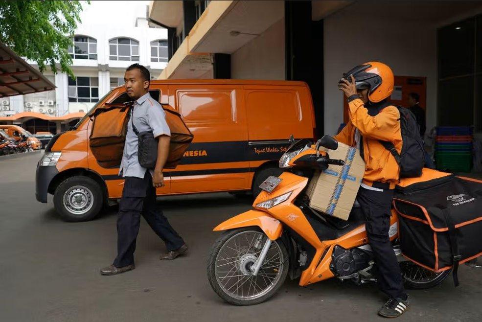 "Bro, aku nyusul ya, ambil tas dulu."

 "Santai, motorku udah panas. Tapi kiriman nggak boleh nunggu."

📮 Beginilah pagi kami dimulai. Bukan hanya dengan briefing, tapi dengan saling paham: kiriman harus sampai.

#PagiDiKantorPos #SahabatPos #SeninKerja
