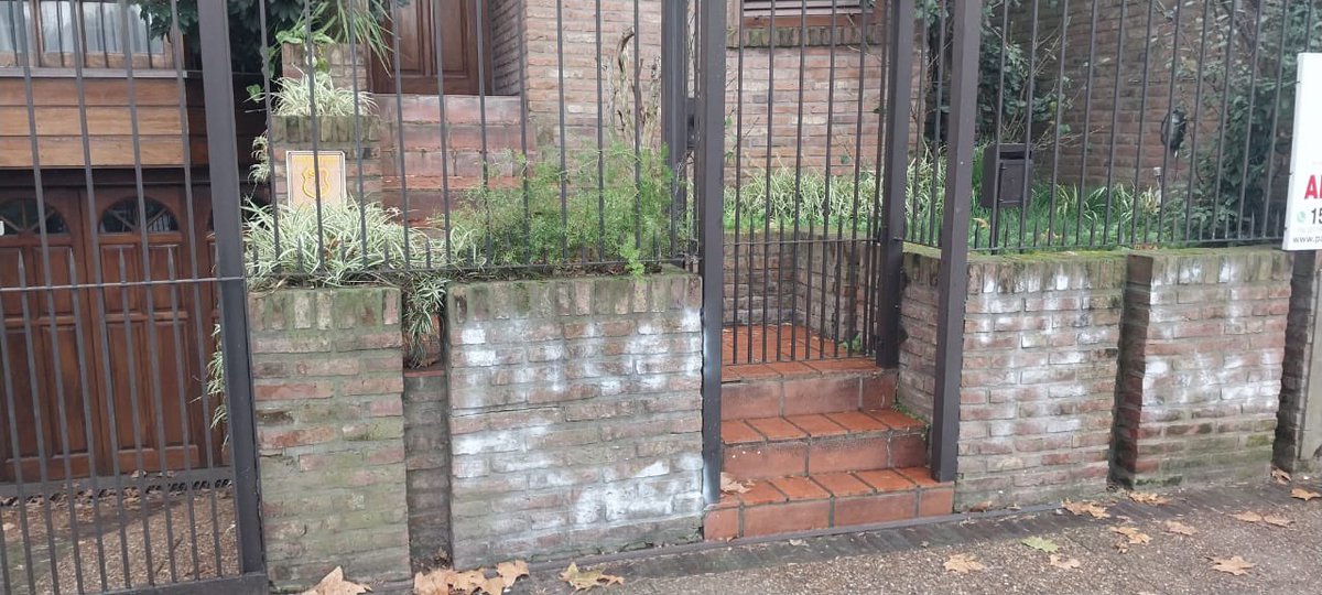 ricardo_rij's tweet photo. 🔥 NO ME VAN A CALLAR: BASTA DE AMENAZAS EN QUILMES

Hoy amanecí con las paredes de mi casa pintadas con amenazas. Esto ocurre menos de 24 hs después de denunciar la posible llegada de Cristina Kirchner a cumplir su condena en el centro de Quilmes. https://t.co/YWcetY0ycK