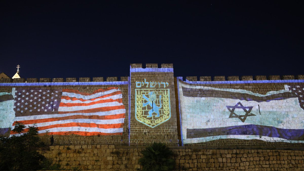 HAPPENING NOW: The walls surrounding the Old City of Jerusalem are lit up gloriously tonight. 🇺🇸🇮🇱