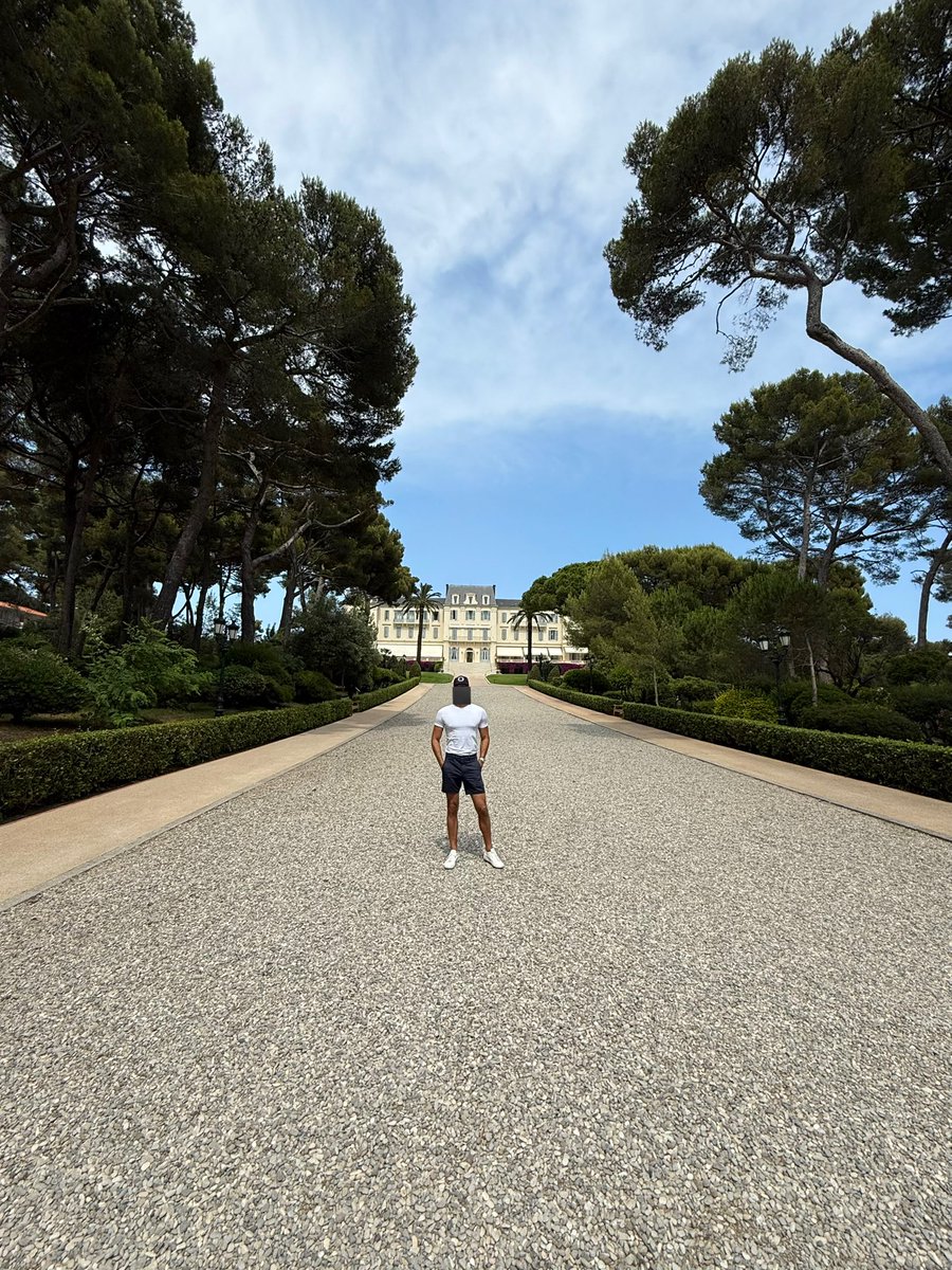 The queue of beautiful Russian escorts I had to wait behind for the Harrison Ford reenactment was brief  

Lesson in there about the strength of global markets, or something I think?