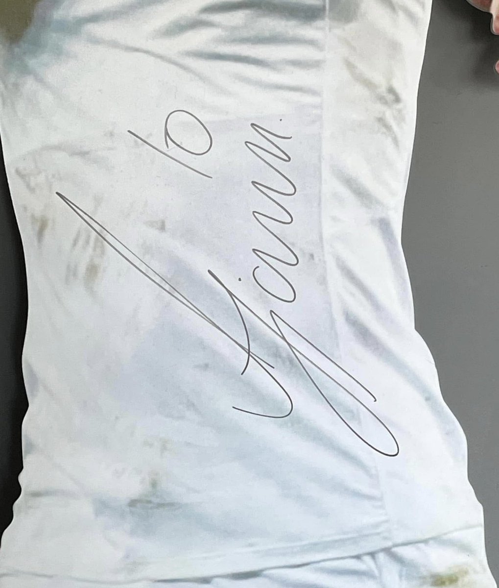 TheGelderdendUK's tweet photo. Just found this Lunatic in our spare room!!!
Would be Perfect in a Bar or MANCave #LEEDSSALUTE
#ALIOSKI #LUFC #FullSized #Gjanni #Memorabilia #LeedsUnited #Signed https://t.co/gquSoCXmhG