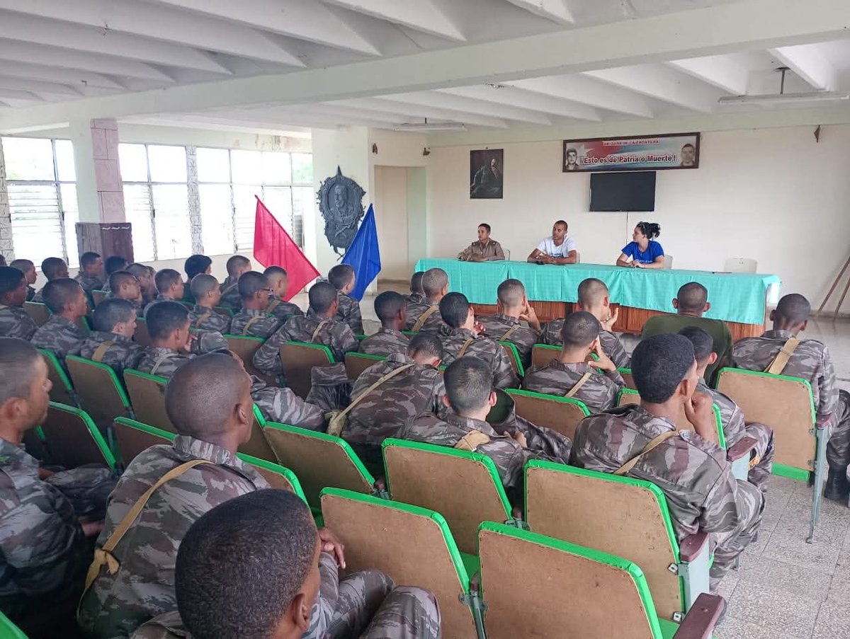 Ejemplo de jóvenes valiosos con los que intercambiamos hoy en el Batallón No 1 Ramón López Peña de la Brigada de las Fronteras, muchachos que cumplen con el deber de todo joven cubano, preparase para la Defensa de la Patria
#siemprejoven
#UJCdeCuba
#PorCamagüeyTodo
#Cuba