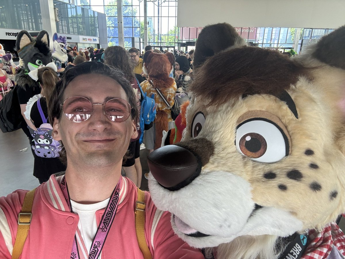Had a super fun time yesterday at #DutchComicCon #HDCC with my dogo <a href="/ShivonHusky/">Waffledog 🔜 EF30</a> 🦊🐶🩷