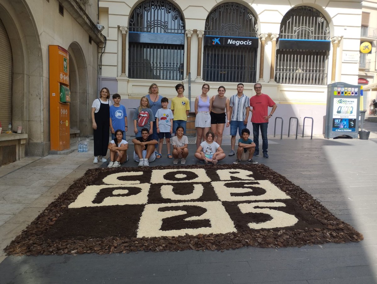 Catifes de Corpus! 

Avui hem participat en el muntatge de dues catifes de la celebració del Corpus. Hem passar calor, però ja valgut la pena 🥳

Ara sí, tanquem el curs 24/25!

Bon estiu! ☀️

<a href="/ajfigueres/">Ajuntament de Figueres</a> #ccifigueres #consellinfants #figueres
