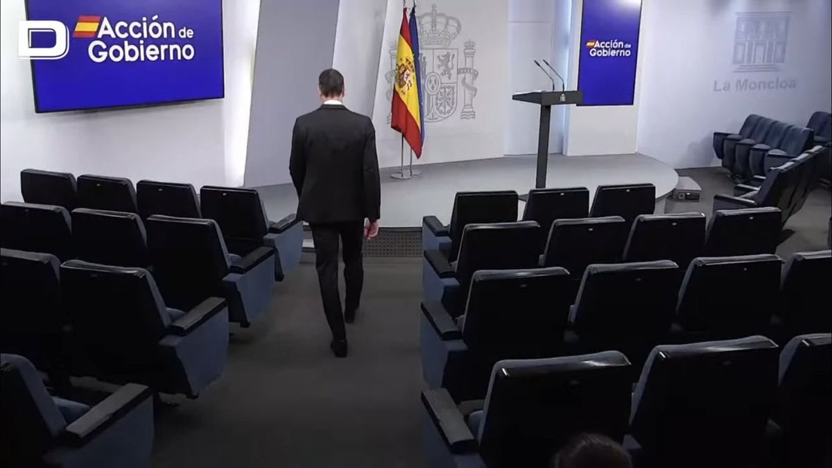 JaviSantamarta's tweet photo. ¿Por qué un señor que está en una sala vacía, delante de una cámara fija, no hace más que mirar a derecha y a izquierda como si estuviera hablando con un público inexistente? ¿Verá espectros… como él?

Las maracas de Machín estaban menos sonadas que este señor.

#Amosnomejodas https://t.co/wwKNQ6WN9y