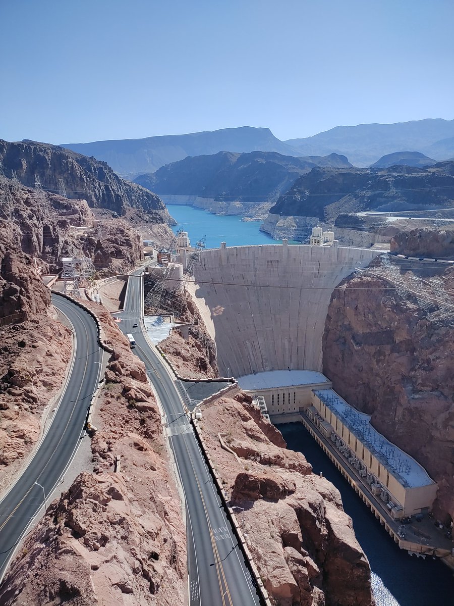 約20年ぶりのフーバーダム
セキュリティが厳しくなったのは時代かな？
道が変わって、通り抜けられなくなっていた事に驚き。道理でナビが引き返せと指示するわけだ。
ナビが普及しているのも20年前と大違い。