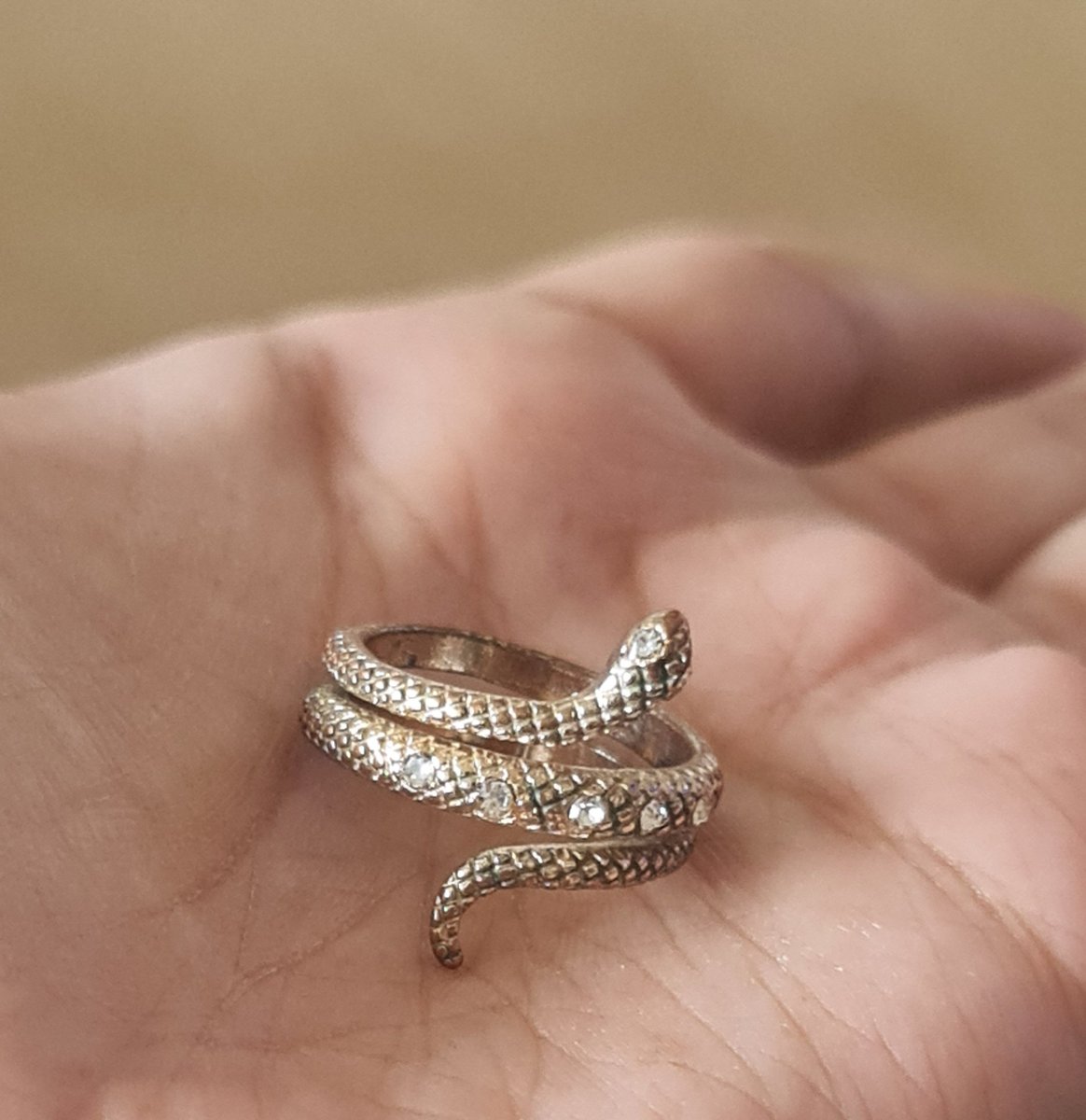 Ladies, does this ring belong to anyone? I was just having a tidy and found it in one of my handbags. I found the ring on the floor at the end of the night at <a href="/pediplaytime/">PediPlaytime</a> months ago (or it could have been at <a href="/BossyPaw/">BossyPaw</a> but I think it was at PP). I wanted to reunite it with its