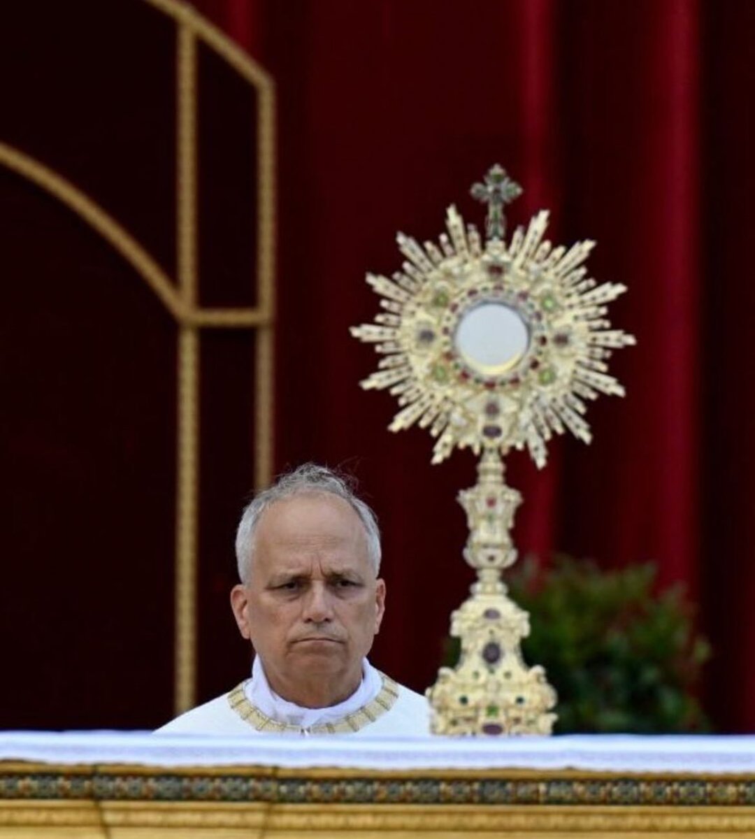 Sachinettiyil's tweet photo. Pope Leo XIV on his knees before Jesus in the Blessed Sacrament on the Feast of Corpus Christi 

Image: Vatican Media https://t.co/f7TeThoUox