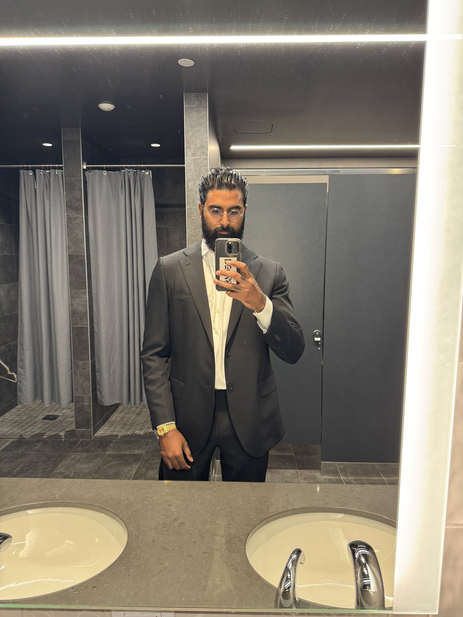 launders tweet media