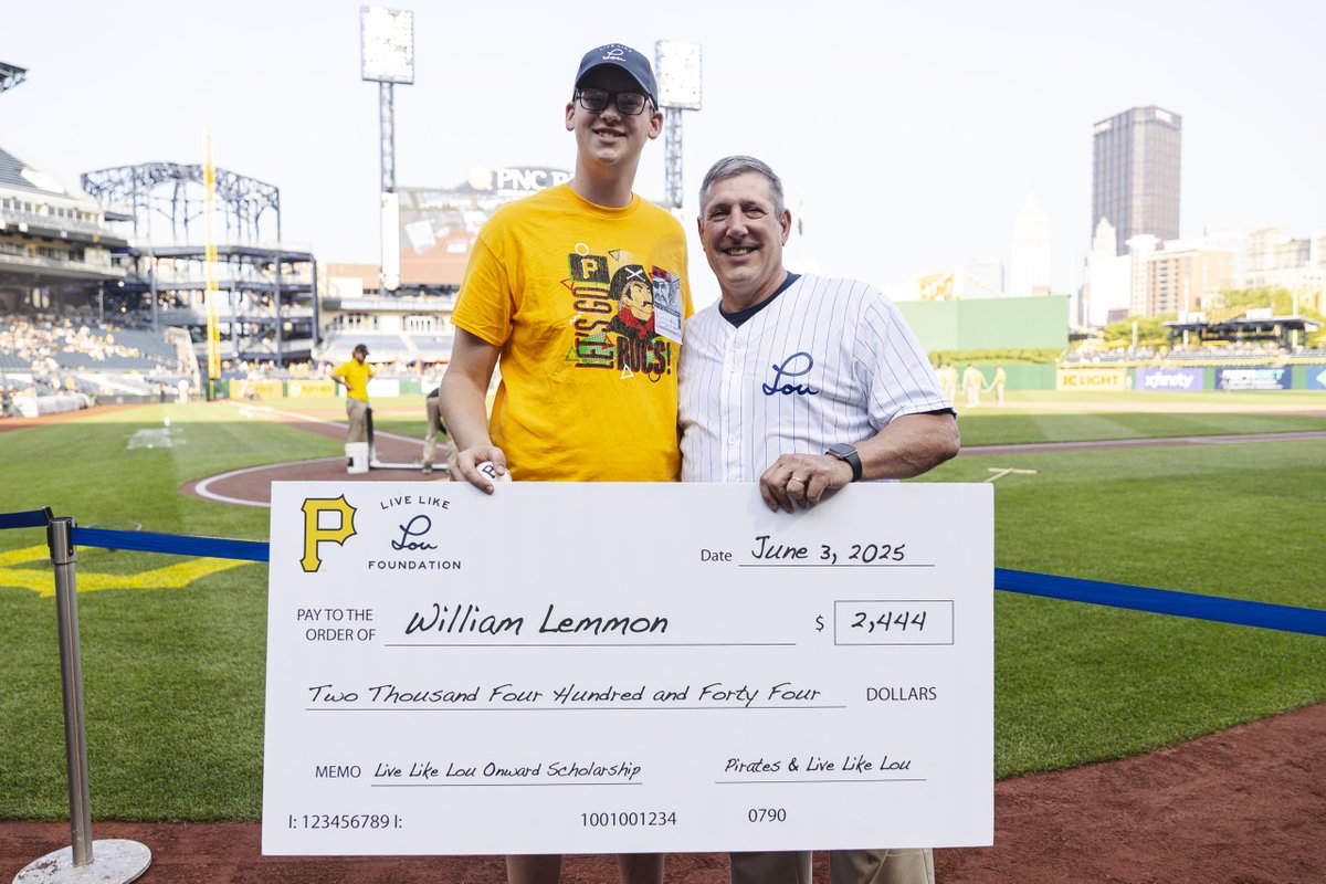LiveLikeLou4's tweet image. During the @pirates' Lou Gehrig Day, William Lemmon received the LLL #Onward Award for $444, with a generous additional $2,000 from the Pirates. His father, David, was diagnosed with ALS in 2017. He’ll pursue Health, Physical, & Special Education at @MySaintVincent this fall.