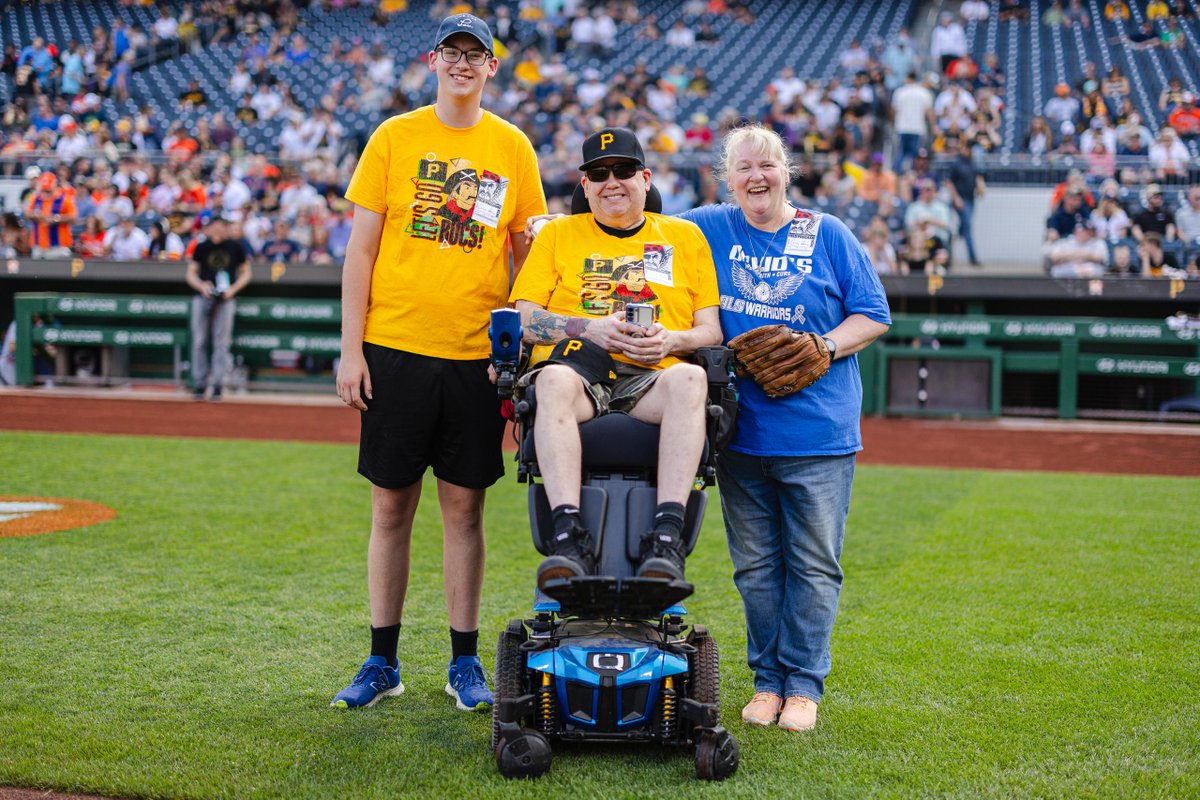 LiveLikeLou4's tweet image. During the @pirates' Lou Gehrig Day, William Lemmon received the LLL #Onward Award for $444, with a generous additional $2,000 from the Pirates. His father, David, was diagnosed with ALS in 2017. He’ll pursue Health, Physical, & Special Education at @MySaintVincent this fall.