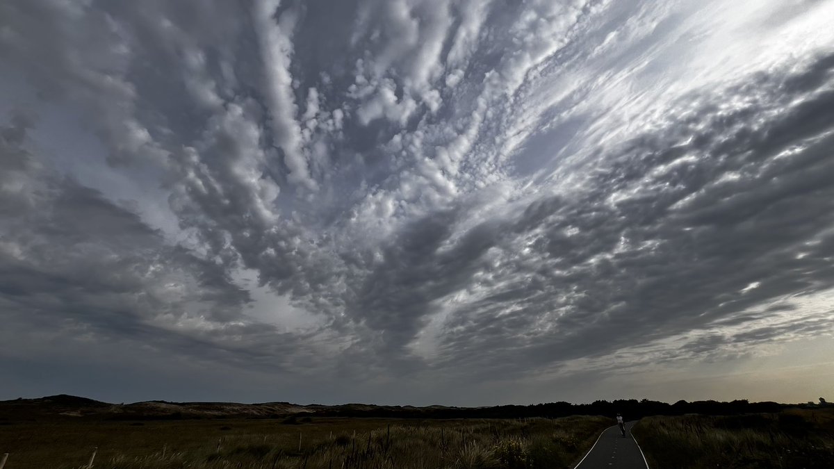 Angeliquebvb's tweet photo. Vanmorgen lekker gefietst tussen @hoekvanholland en @kijkduin. Mooie wolkenluchten gezien. T was wachten op de bui! https://t.co/sEqZq5B840