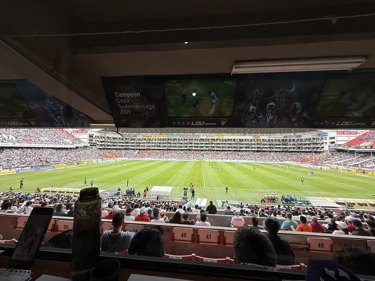 ViveDeporte's tweet photo. 😅👀 EL PROBLEMA FUE QUE LLEGARON TARDE 

Muchas críticas contra la hinchada de #LDUQ por la cantidad de espectadores hoy ante #IDV. Pero fotos más recientes muestran más gente en el estadio https://t.co/qithyO4gwr