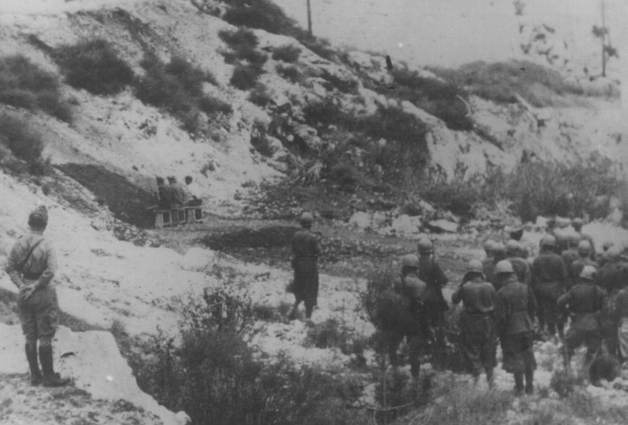ANPIRomaPosti's tweet photo. Studente di legge e #patriota jugoslavo, #TorelzoBijelic venne arrestato da un reparto della Divisione "Taro" nel febbraio '42.Internato nel campo di #Klos in #Albania, venne poi trasferito presso il carcere di #Cetinje in #Montenegro.Il #25giugno 1943 venne fucilato a #Umca. https://t.co/yadAixmsWu