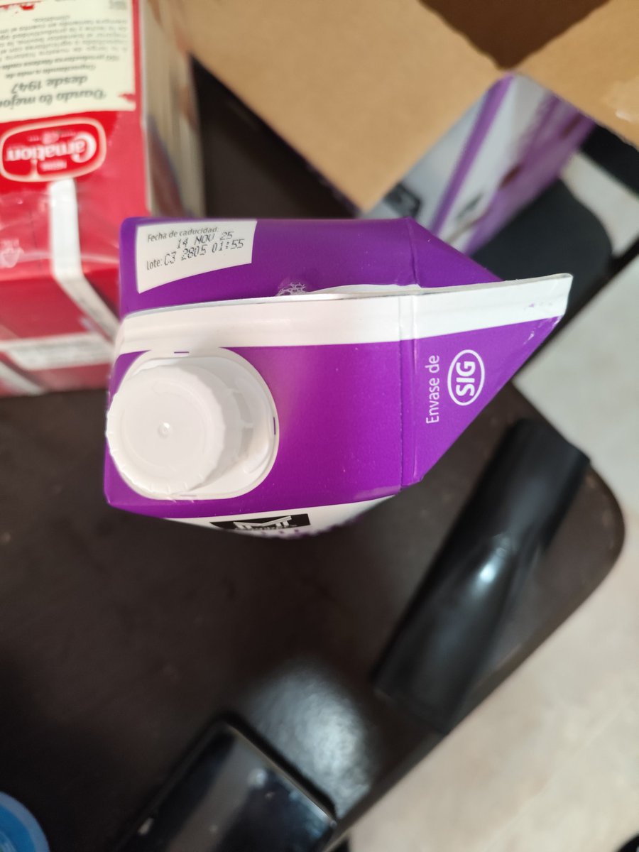 monabi0405's tweet photo. @SamsClubMexico está mañana fui por mi despensa y compré una caja de leche Members Mark y uno venía inflado y huele horrible. Tengo que abrir las cajas para saber si todo bien en orden? https://t.co/OFiEA7HTBy