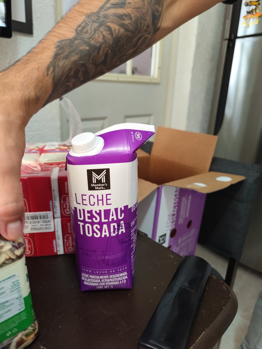monabi0405's tweet photo. @SamsClubMexico está mañana fui por mi despensa y compré una caja de leche Members Mark y uno venía inflado y huele horrible. Tengo que abrir las cajas para saber si todo bien en orden? https://t.co/OFiEA7HTBy