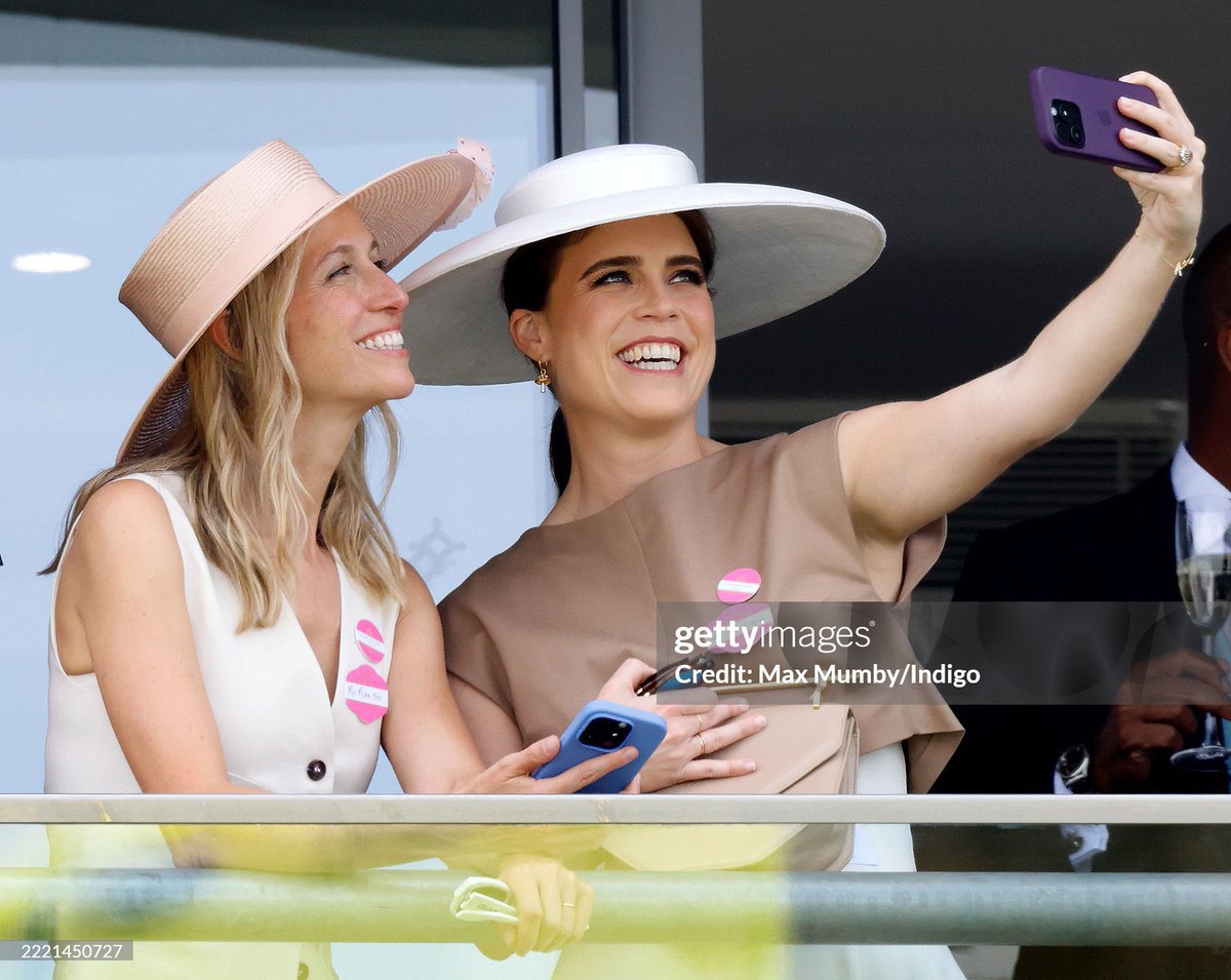 RoyalBee tweet media