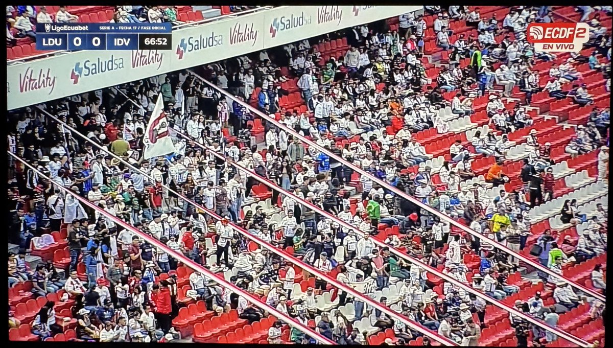 Qué lindo escuchar el fútbol por <a href="/ElCanalDFutbol/">®El Canal del Fútbol 🇪🇨⚽</a> mientras solo se ve la tribuna del estadio. Inútiles