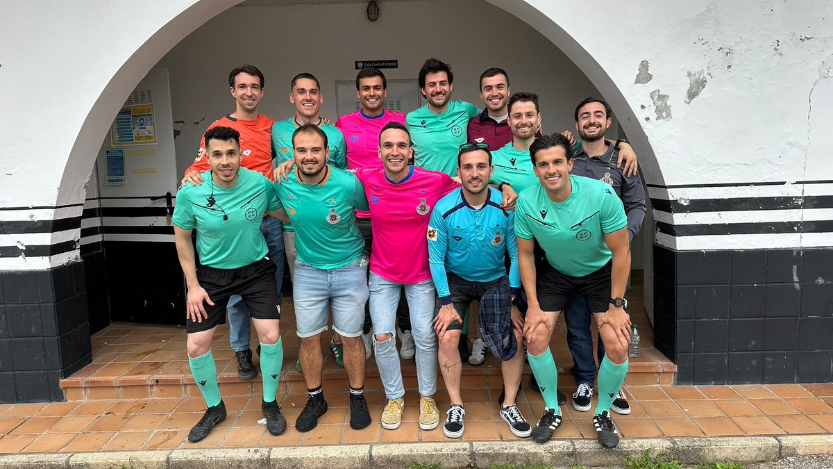 ArbitrosBizkaia's tweet photo. 🫂 TEAM ARBITROS BIZKAIA 🫂

Un equipo arbitral encabezado por Jon Ander Azkuenaga ha dirigido esta tarde en Asturias un partido de play-off. Han contado con el mejor de los apoyos, el de los compañeros. 

💪🏻 Taldearen indarra 💪🏻

#arbitrosbizkaia https://t.co/RNJmuNduSZ