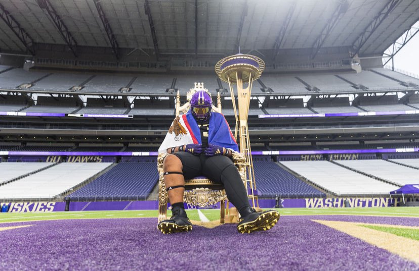 Thank you so much to everyone at <a href="/UW_Football/">Washington Football</a> for having me and my family down it was a amazing experience getting to come down here and see what y’all can add to my life thank you all for making us feel right at home thanks again for all of y’all’s hospitality!!! #OYB #GoDawgs