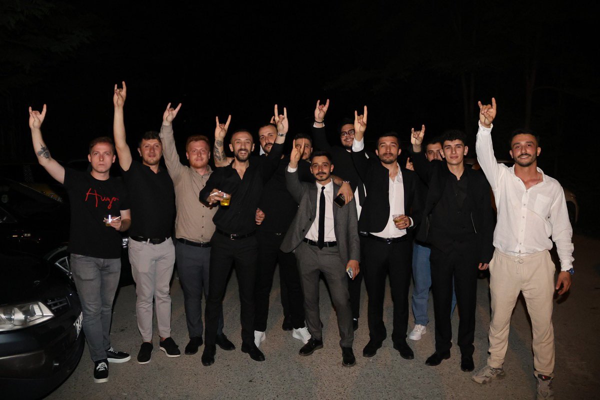 Parçalansa yurt yakası
Nerde kalır, can ve başı
Uyuma hey, kendine gel
Ey Turan’ın toprakları 🐺🇹🇷