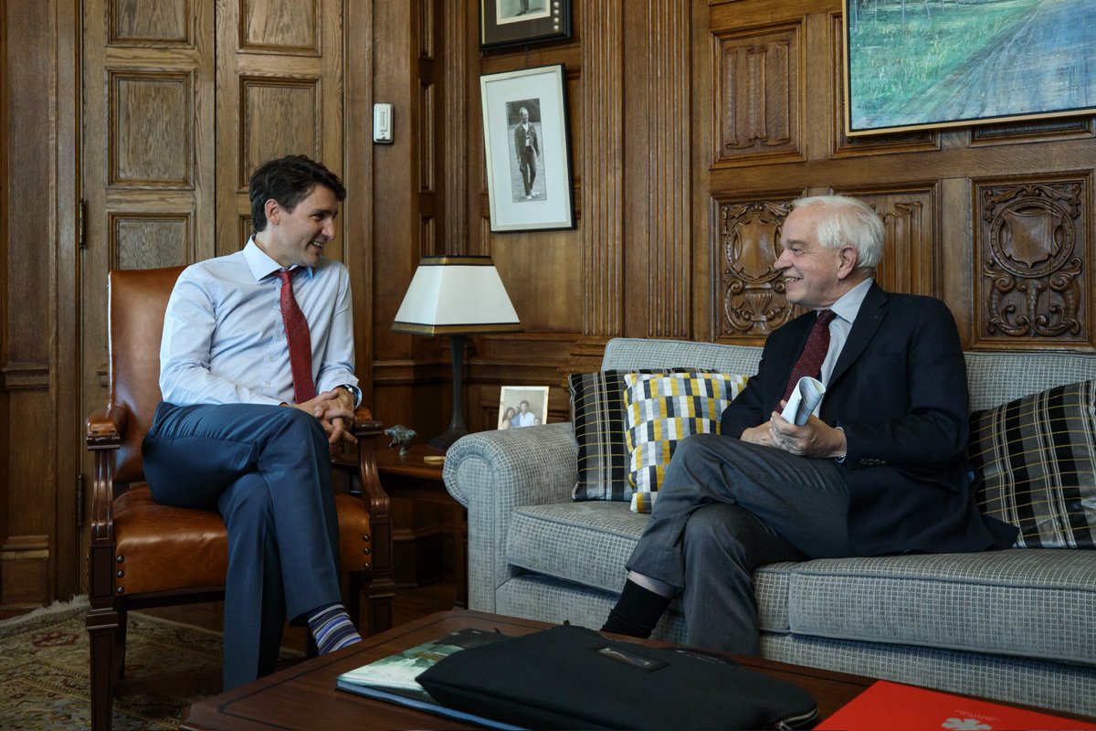 JustinTrudeau's tweet image. J'ai appris avec tristesse le décès de mon ami John McCallum. Au cours de ses nombreuses années au service des Canadiens en tant qu'universitaire (il a été mon doyen de la Faculté des arts à McGill), économiste et parlementaire pendant près de deux décennies, il a aidé notre pays…
