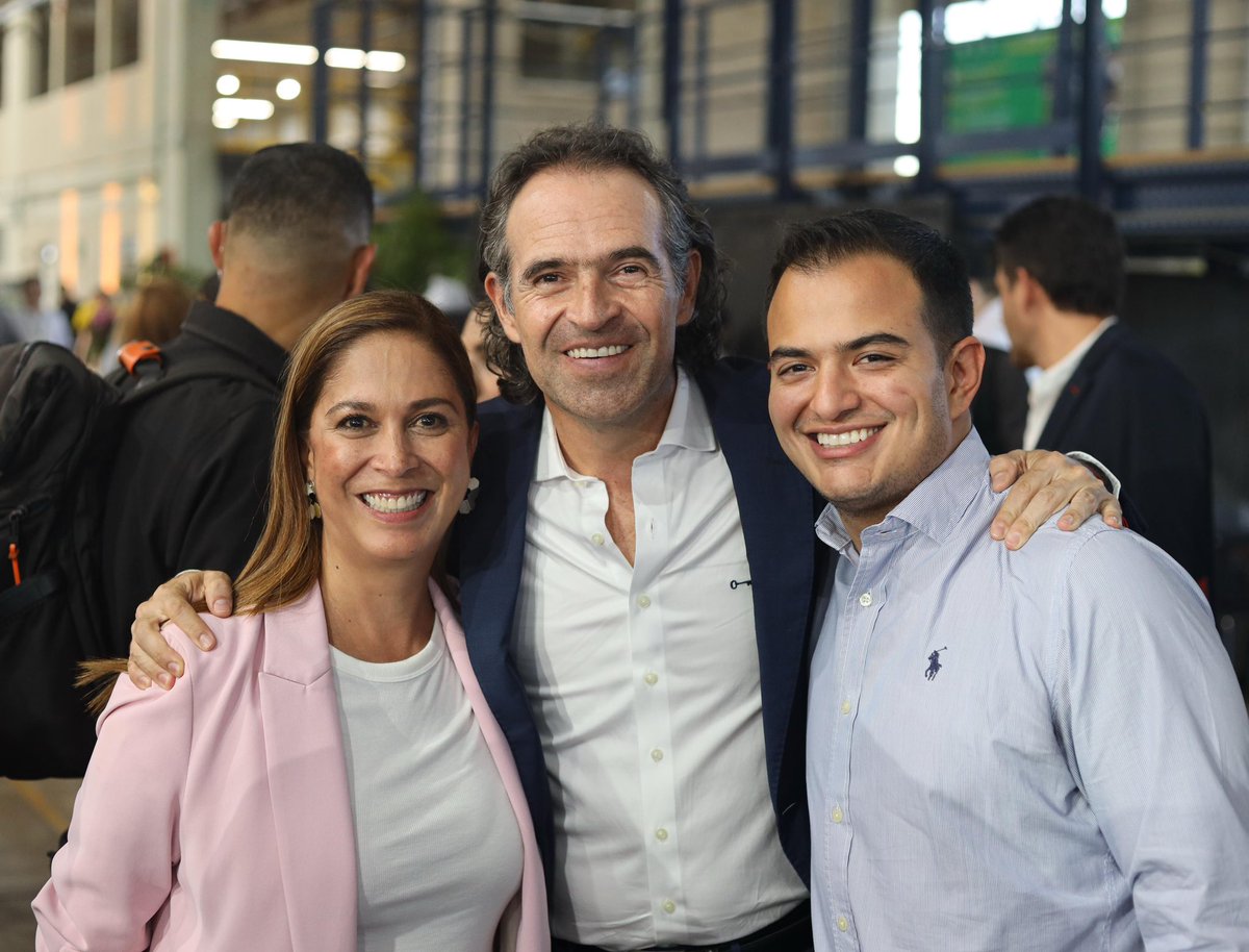 paulinasuarez49's tweet photo. Hoy más que nunca, rodeamos con decisión y cariño a nuestro alcalde @FicoGutierrez y al concejal @tobonvillada https://t.co/a6RG0SVF3H