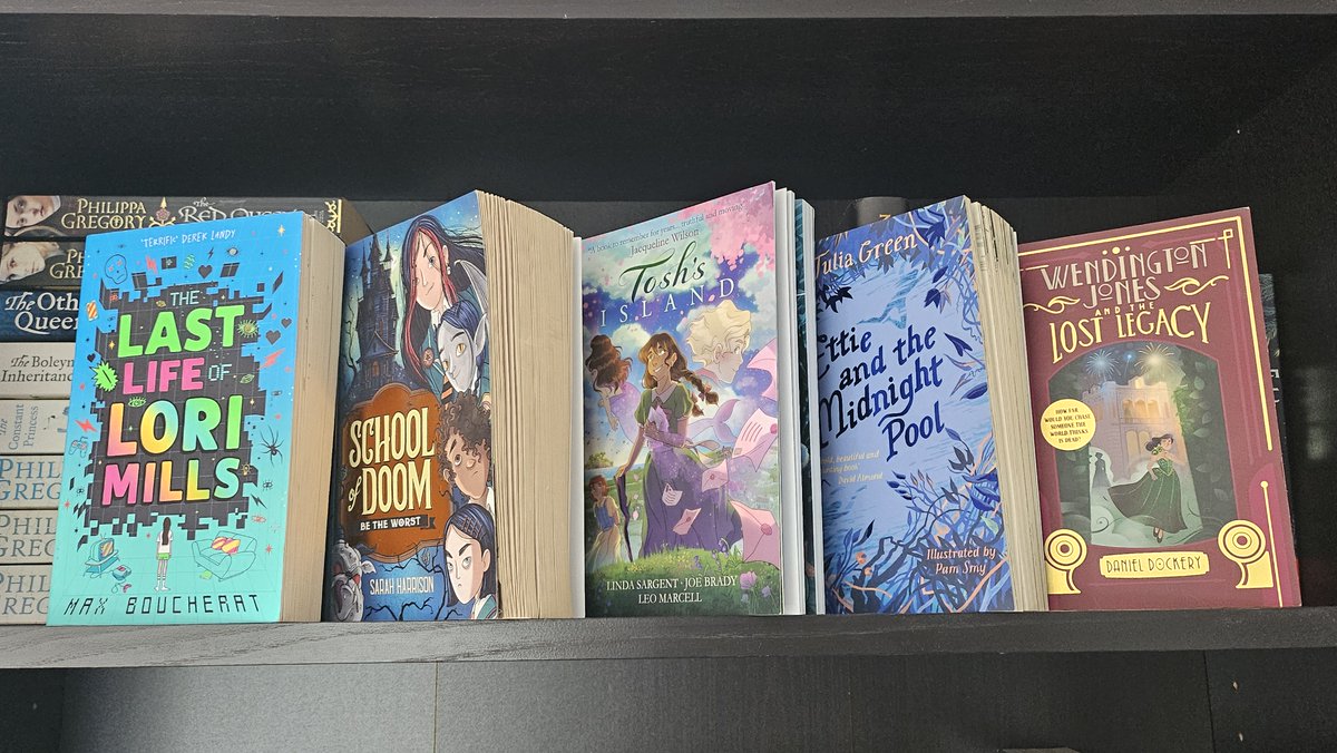 Mix &amp; Match 17 - another mix of mini review appetisers with a Bella Donna Daiquiri  📚🍸

sabrinasbooktails.blogspot.com/2025/06/mix-ma…

#Booktails #TheLastLifeOfLoriMills #SchoolOfDoom
#ToshsIsland #EttieAndTheMidnightPool
#WendingtonJonesAndTheLostLegacy #blog #review #cocktail