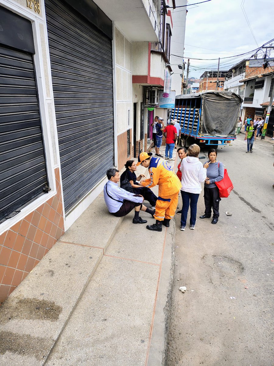 🔴 #HOY | Un camión chocó con un bus de servicio público en Lebrija. Tres personas, entre ellas una menor de edad, resultaron lesionadas y fueron traladadas a un centro médico, al parecer la menor presenta fractura de clavícula. La Defensa Civil apoyó la atención a la emergencia.