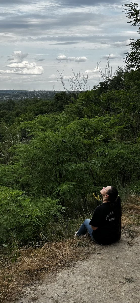 Десь, у іншому вимірі, небо не синього кольору...

От би з цього рядку написати вірш, якби б було натхнення...💜