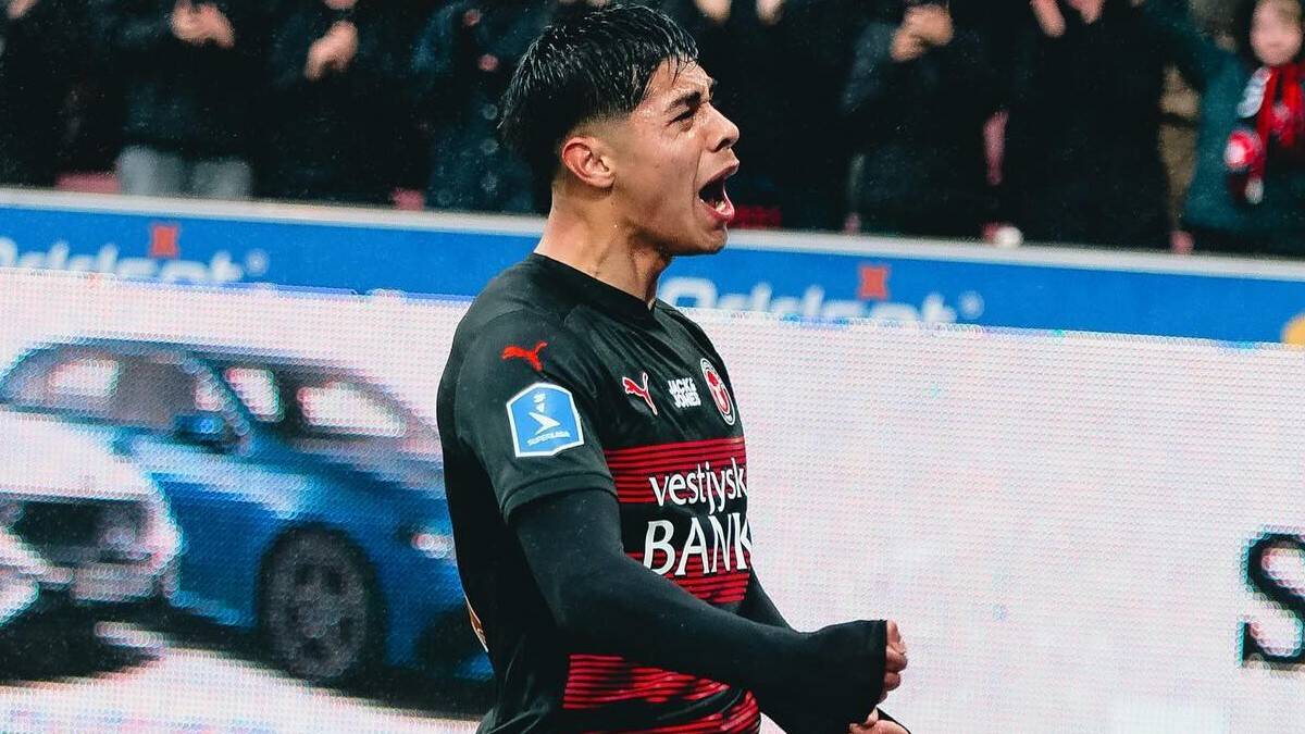 UsykBastardNEW's tweet image. DARIO OSORIO 🇨🇱
🧵
Club: FC Midtjylland
Age: 21
Position: RW
Foot: Left
Similar profile: Andreas Skov Olsen

A target I&apos;d love for Leeds United this summer 

#LUFC #ALAW
