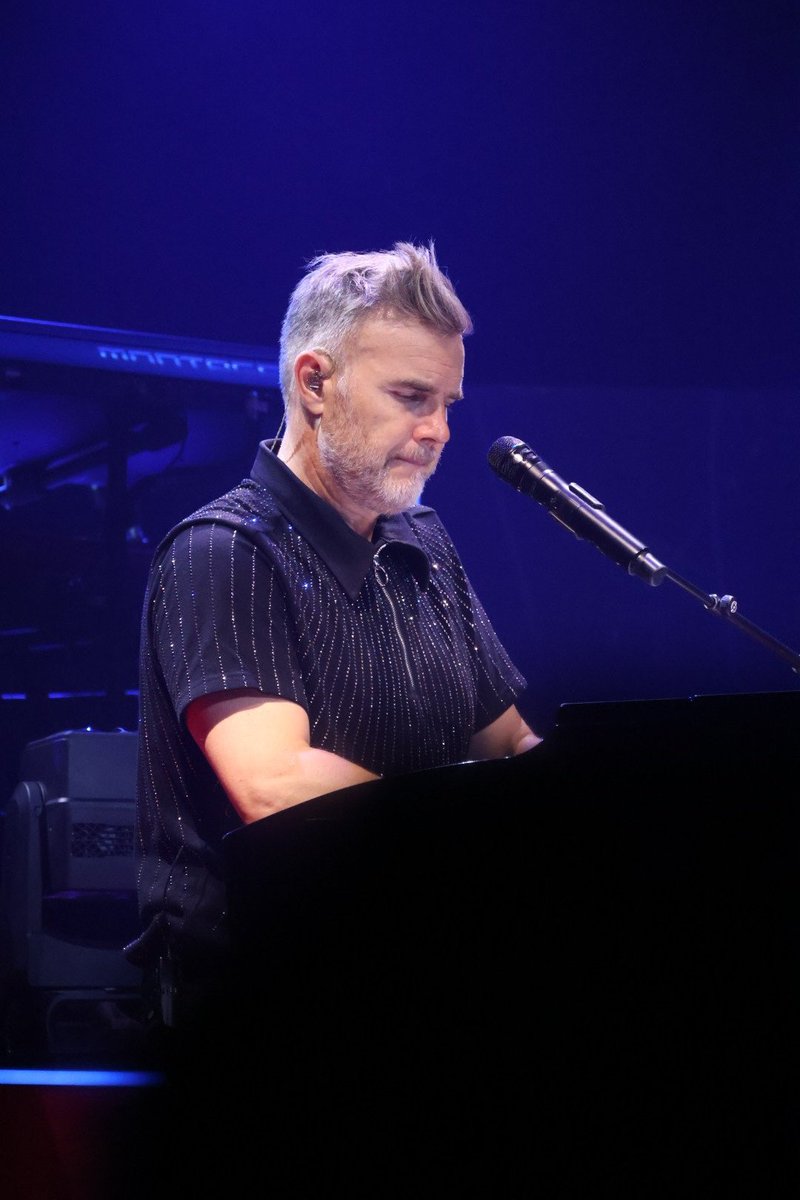 cathcarvalhoph's tweet photo. @GaryBarlow in Sheffield #garybarlow https://t.co/vFGqrjVCa2