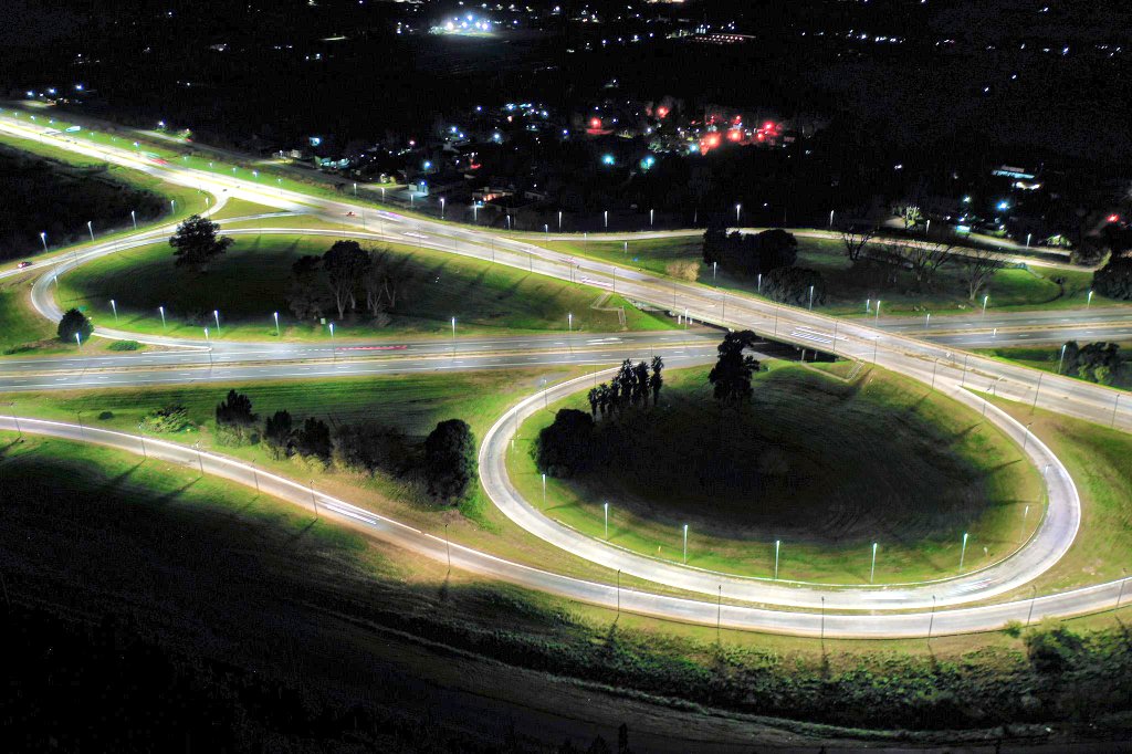🛣️💡¡El distribuidor Etcheverry brilla como nunca! 😍

Con el nuevo sistema de iluminación LED, garantizamos más seguridad para los usuarios y otro importante paso en el desarrollo de la infraestructura vial de la traza de <a href="/AU_BA_SA/">AUBASA - Autopistas de Buenos Aires</a>.

📍 Ruta provincial 2 en conexión con Av. 44