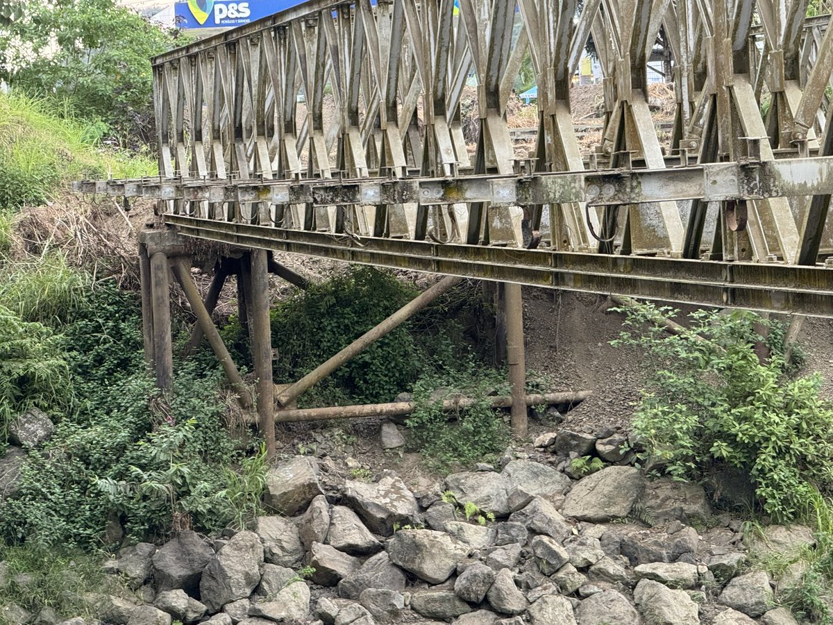 rovelez15's tweet image. Este es el puente funcional y en perfectas condiciones según FISCALÍA que no fue afectado por el terremoto y que el nuevo puente es solo ornamental. Pobre nuestro país con este tipo de ignorantes