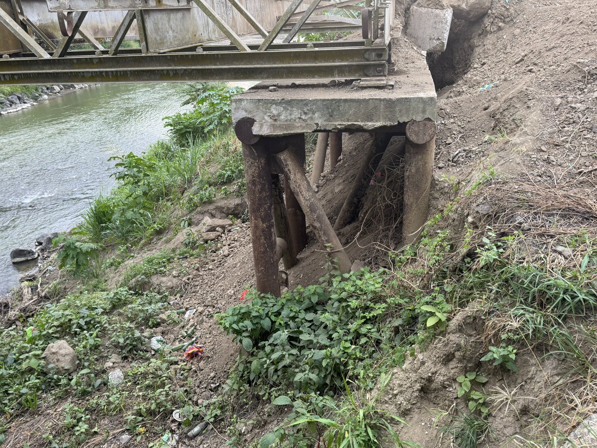 rovelez15's tweet image. Este es el puente funcional y en perfectas condiciones según FISCALÍA que no fue afectado por el terremoto y que el nuevo puente es solo ornamental. Pobre nuestro país con este tipo de ignorantes