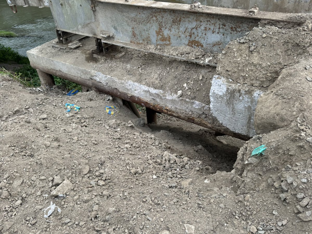 rovelez15's tweet image. Este es el puente funcional y en perfectas condiciones según FISCALÍA que no fue afectado por el terremoto y que el nuevo puente es solo ornamental. Pobre nuestro país con este tipo de ignorantes