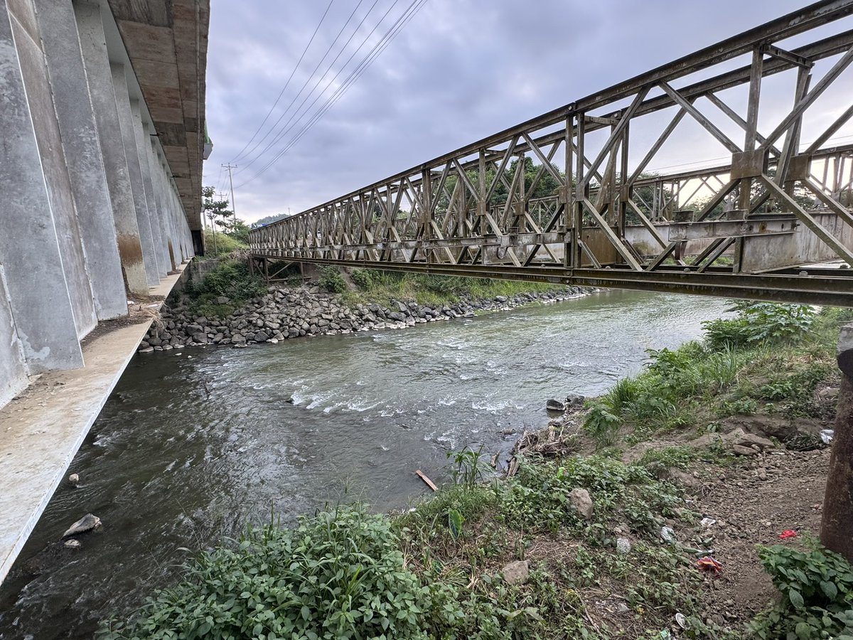 rovelez15's tweet image. Este es el puente funcional y en perfectas condiciones según FISCALÍA que no fue afectado por el terremoto y que el nuevo puente es solo ornamental. Pobre nuestro país con este tipo de ignorantes