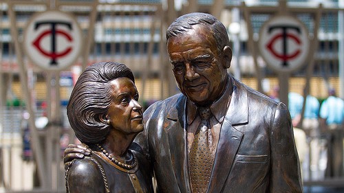 Billionaire financier Carl Pohlad bought the #MNTwins from Calvin Griffith for a cool $38 million on this date in 1984, almost certainly preventing the team from leaving Minnesota.

Donald Trump—who published The Art of the Deal just three years later—actually bid $50 million for