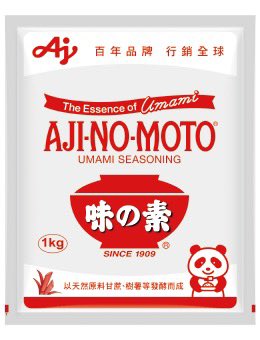 LukeYoung2018's tweet photo. 在美国经常看到餐馆做广告说本餐馆食物不含味精，很多人认为这是食物健康高大上的时尚。也有人声称吃了味精以后会有“过敏”等各种不良反应。

那么什么是味精？吃味精对身体到底有没有伤害？

人体内有20种固有的种标准氨基酸。从氨基酸的来源途径分为两组。

1。必需氨基酸（essential amino acids）是指人体无法自身合成或合成量不足，必须通过膳食摄入以满足生理需要的氨基酸。共有9种为必需氨基酸：亮氨酸、异亮氨酸、缬氨酸、赖氨酸、苏氨酸、蛋氨酸、苯丙氨酸、色氨酸和组氨酸。

2。与之相对，其他的11种氨基酸叫非必需氨基酸，则可以由人体通过代谢途径合成，无需完全依赖外源补充：包括谷氨酸（glutamic acid）、丙氨酸、天冬氨酸、天冬酰胺、谷氨酰胺、甘氨酸、脯氨酸、丝氨酸、酪氨酸、精氨酸和半胱氨酸。

（信不信由你，当年老杨在做研究的时候所有这20个氨基酸的化学结构式都是提笔就可以画出的😎）。
  
味精（MSG，monosodium glutamate）就是谷氨酸的钠盐，属于非必需氨基酸，也就是说人体自己合成味精，也可以说它是我们人体本身的一部分。

关于安全性，联合国粮农组织/世界卫生组织食品添加剂联合专家委员会（JECFA）、美国食品药品监督管理局（FDA）等权威机构均认定味精在正常膳食摄入量下对人体安全，未发现明确毒性或致癌性。动物实验中报道的不良反应多基于远高于人类日常摄入量的剂量，临床研究未证实其对健康人群有害。
  
部分人群自述摄入味精后出现头痛、潮红等症状（“中餐馆综合征”或“味精症状群”），但多项双盲、安慰剂对照研究显示，这些症状的发生率与安慰剂相当，且缺乏一致性和可重复性。目前认为这些反应不属于典型的IgE介导的过敏反应，机制尚不明确，可能与个体差异或心理因素相关。美国FDA建议将此类症状称为“味精症状群”而非过敏。

(以前我家的阿姨也跟我推荐过鸡精，说鸡精比味精健康，但是仔细查看鸡精的有效成分，它的主要成分就是味精。

还有一点就是很多相信食膳和排毒的朋友，认为氨基酸名字里因为有个酸字，所有的氨基酸及由氨基酸组成的蛋白质都是酸性的，实际上有好几个氨基酸的碱性(PKa)是非常强的。)

🙏
