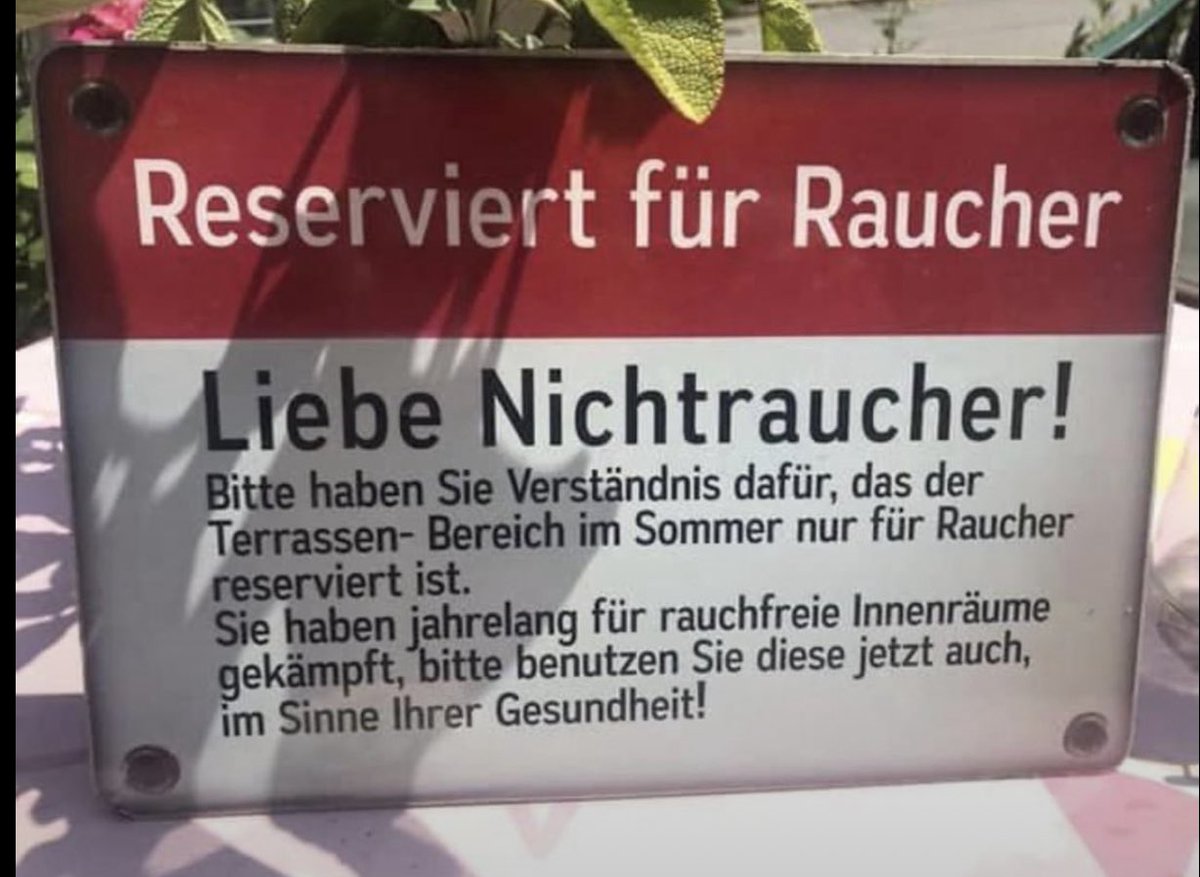 🍧Ich wollte heute mit meinen kleinen Kindern draußen ein Eis essen – Sonne, frische Luft, Vogelgezwitscher…
Aber nein: „Reserviert für Raucher“. Die Terrasse. Im Sommer😎Für die, die freiwillig die Luft anzünden.

Also rein mit dem Kinderwagen – zwischen Heizstrahler, Glastür