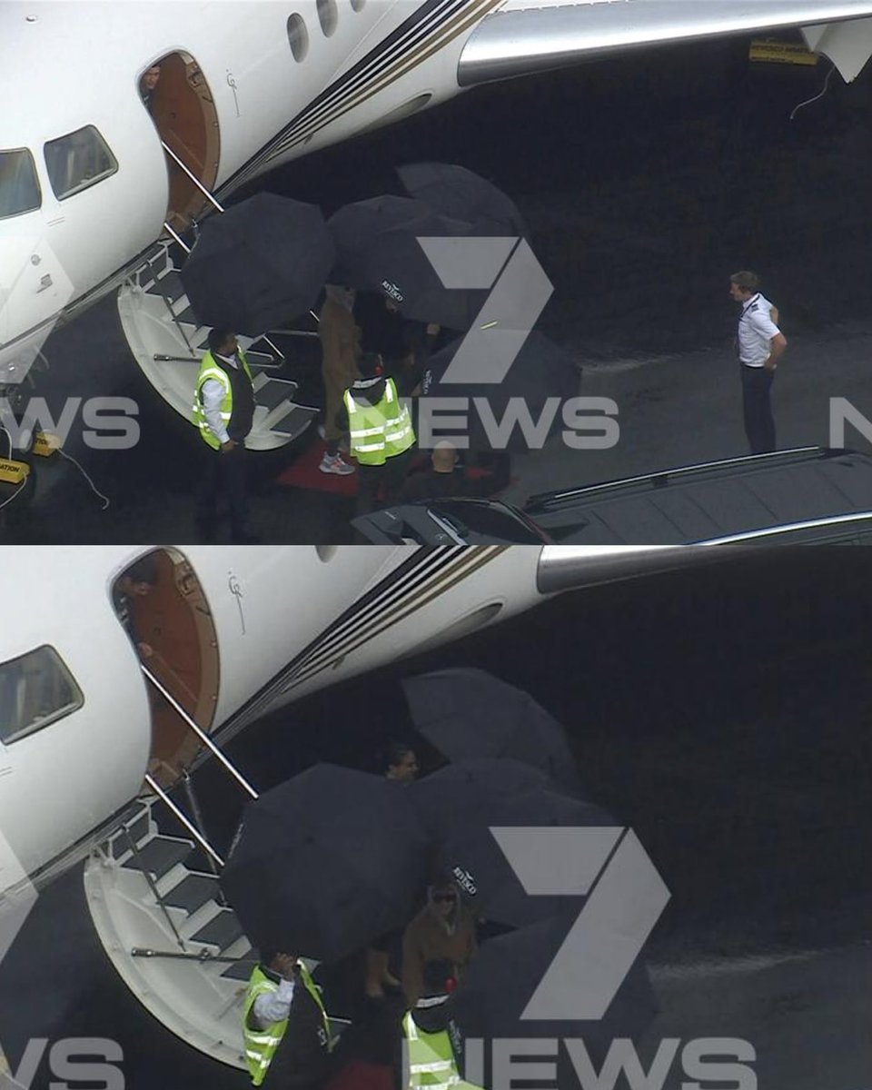 📸 Katy Perry e Orlando Bloom foram vistos desembarcando juntos, ontem, no aeroporto de Perth, na Austrália.