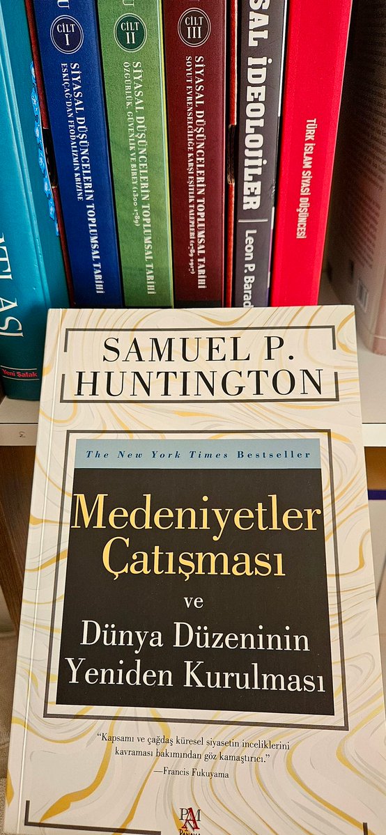Dünya artık devletlerin değil, medeniyetlerin mücadelesine sahne oluyor.

Samuel Huntington yıllar önce yazmıştı: “İdeolojiler değil, medeniyetler çatışacak.”

Ve bugün...

Kudüs’ün göğünde yankılanan siren sesiyle Tahran sokaklarındaki dualar, aynı savaşın iki ucunu gösteriyor.