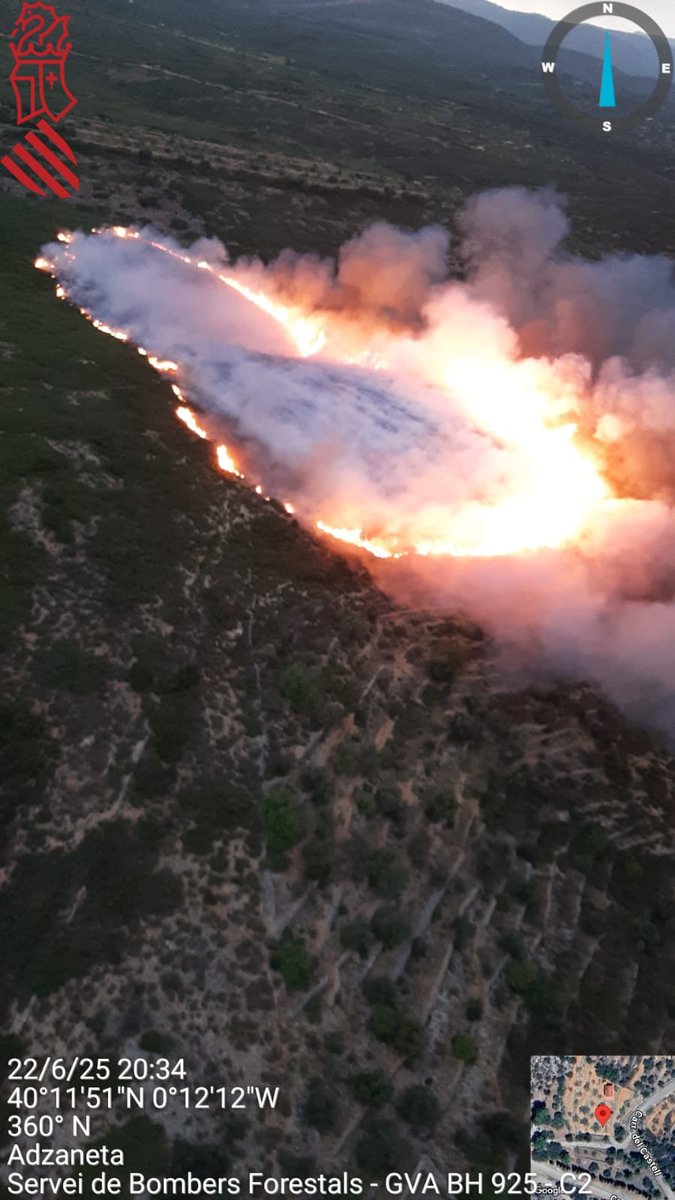 Emergències 112CV (@gva112) on Twitter photo 🔥Aviso por incendio forestal en la zona del Castell de Atzeneta del Maestrat.
#IFAtzeneta
➡️Medios movilizados:
🔹️2 medios aéreos
🔹️2 autobombas y 2 unidades de <a href="/GVAbforestals/">Servei Bomber(e)s Forestals GVA</a>.
🔹️<a href="/BombersDipcas/">Bombers Dipcas</a>
➡️Se trata de un incendio por rayo que afecta a monte bajo. 🔥Aviso por incendio forestal en la zona del Castell de Atzeneta del Maestrat.
#IFAtzeneta
➡️Medios movilizados:
🔹️2 medios aéreos
🔹️2 autobombas y 2 unidades de <a href="/GVAbforestals/">Servei Bomber(e)s Forestals GVA</a>.
🔹️<a href="/BombersDipcas/">Bombers Dipcas</a>
➡️Se trata de un incendio por rayo que afecta a monte bajo.