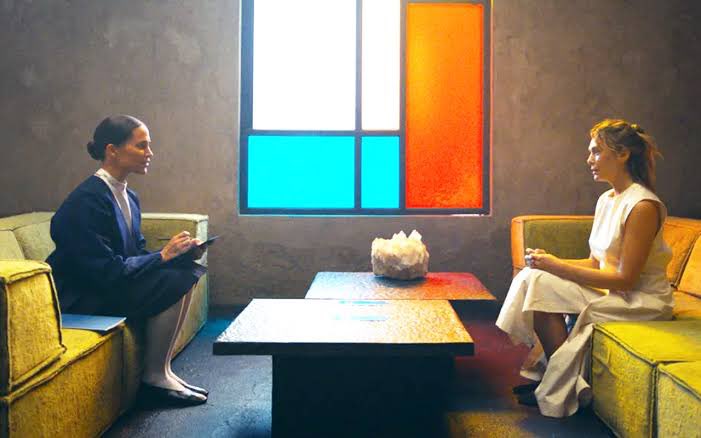 Me animé a ver “La evaluación” porque tiene a Alicia Vikander y ya no se le ve tan seguido. El resultado es inquietante pero irregular.

La premisa es buena -en el futuro unos pocos pueden ‘recibir’ hijos- pero conforme avanza y se hace ‘extraña’ el interés se desvanece. En Prime