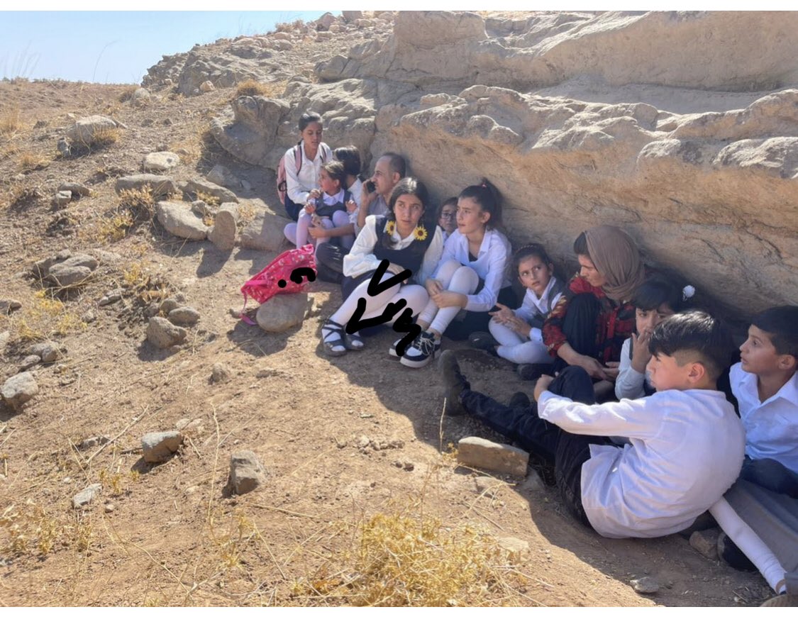 Bu görüntüleri hatırladınız mı?
İran Kürdistan'ın Koya şehrine füze saldırısı yapınca minik öğrenciler buldukları kaya parçalarının arkasına saklanmıştı, birçok arkadaşları da şehit oldu.
Bunu unutan Kürd'ün şeref ve onurundan söz edilebilir mi?